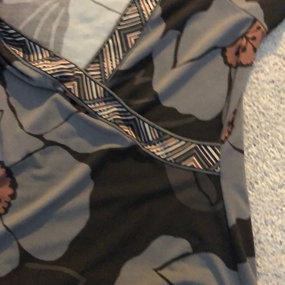 BCBGMaxazria black/ grey patterned wrap top - Picture 11 of 11